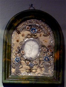 Weingarten, Museum für Klosterkultur

Hausenblasenbild „Kreuzigung“, gefertigt aus der Schwimmblase eines Hausen (Huso huso) mit gewickelten Seidenblumen, Klosterarbeit, Oberschwaben (Baindt?) um 1760