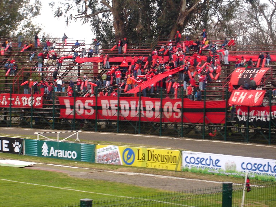 Hinchada de Los REDiablos, en el partido de Ñublense contra Lota Schwager en el Torneo de Clausura del 2007.