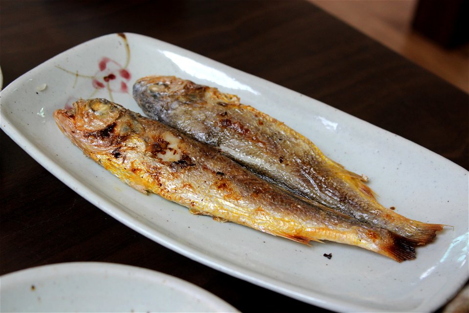 Jogi-gui (grilled yellow croakers)