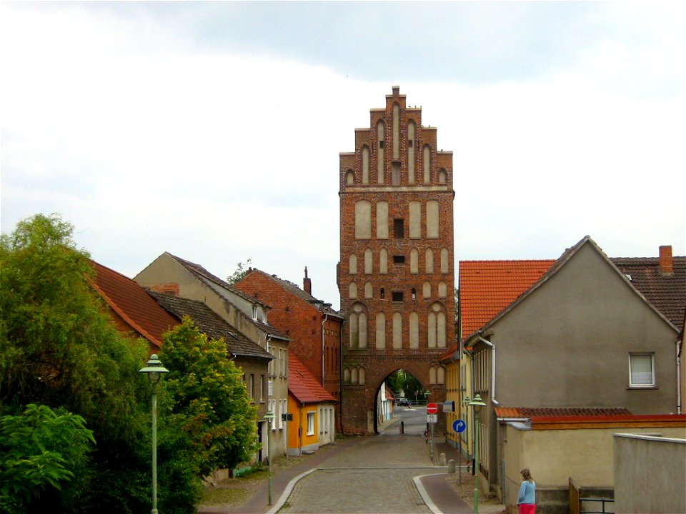 Stadtseite des Brandenburger Tores in Altentreptow (Landkreis Demmin. Mecklenburg-Vorpommern