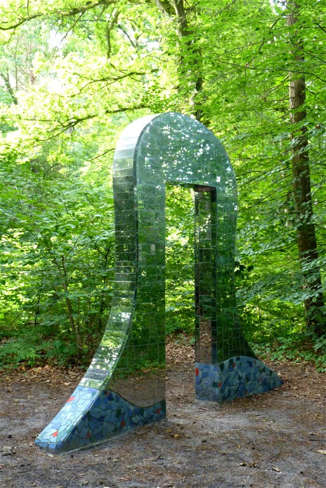 Skulptur "Das Tor" von Dieter Schafranek im Park Allerhop bei Mengebostel (Bad Fallingbostel, Heidekreis) von 2013. Bestandteil des Skulpturenweges "Böhme schafft Kunst".