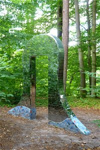 Skulptur "Das Tor" von Dieter Schafranek im Park Allerhop bei Mengebostel (Bad Fallingbostel, Heidekreis) von 2013. Bestandteil des Skulpturenweges "Böhme schafft Kunst".