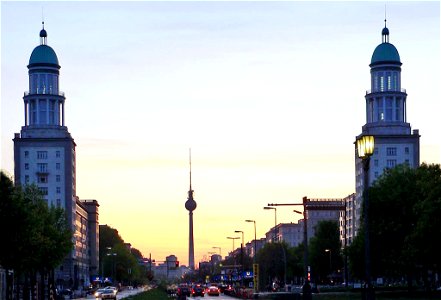 Das Frankfurter Tor mit seinen Zwillingstürmen zur Karl-Marx-Allee in Berlin. photo