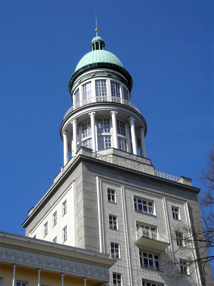 Blick auf Nordturm des Frankfurter Tors in Berlin. Bauzeit: 1957-1961. Architekten: Hermann Henselmann. View of North Tower of Frankfurter Tor in Berlin.