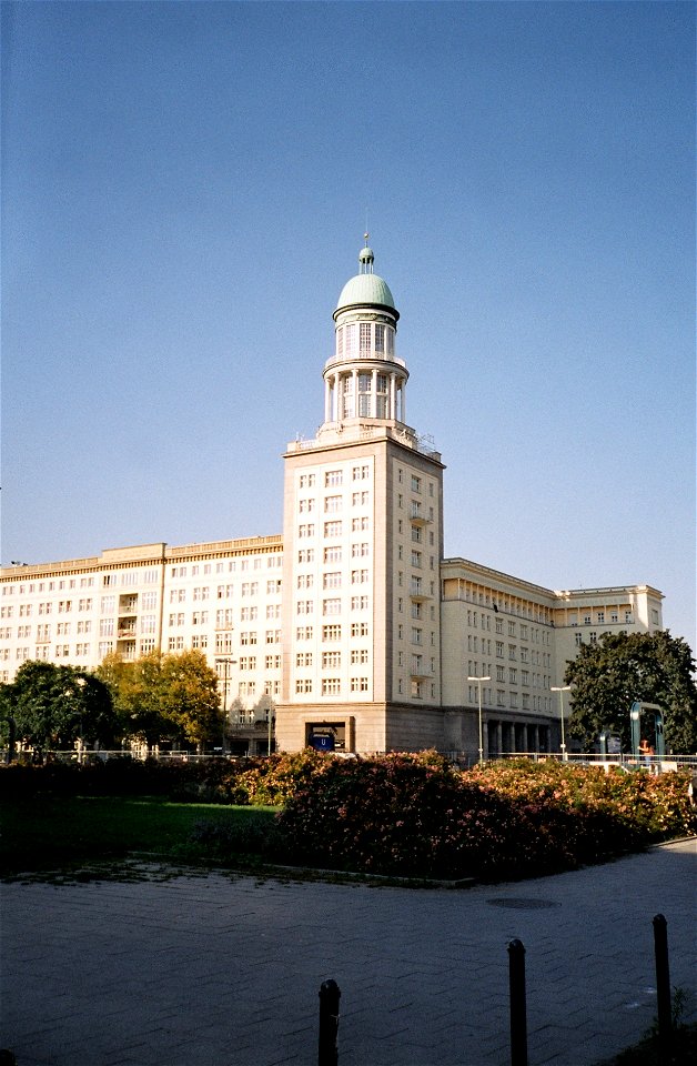Description: Blick auf Nordturm des Frankfurter Tors in Berlin. Bauzeit: 1957-1961. Architekten: Hermann Henselmann. View of North Tower of Frankfurter Tor in Berlin.

Source: self-made. I release it 