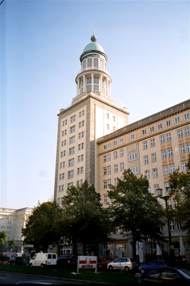 Description: Blick auf Südturm des Frankfurter Tors in Berlin. Bauzeit: 1957-1961. Architekten: Hermann Henselmann. View of South Tower of Frankfurter Tor in Berlin.

Source: self-made. I release it i