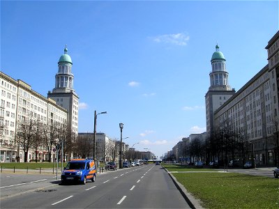 Blick auf Türme des Frankfurter Tors in Berlin. Bauzeit: 1957-1961. Architekten: Hermann Henselmann. View of North Tower of Frankfurter Tor in Berlin.