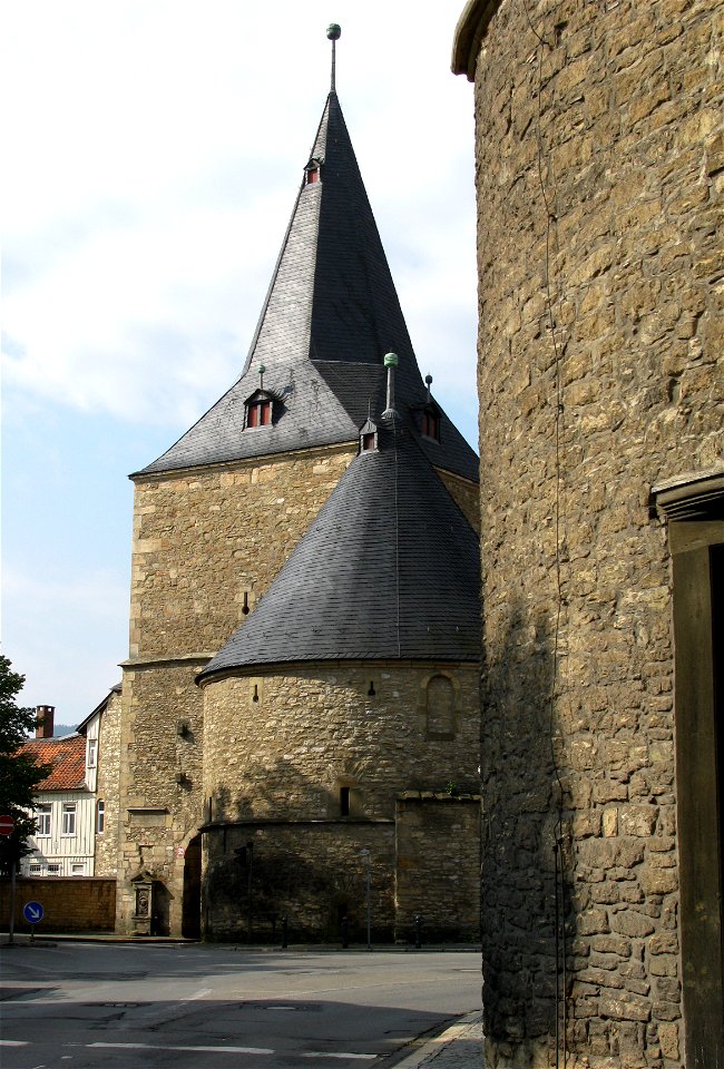 Goslar, Niedersachsen: Das Breite Tor. Vorne rechts der Rißlingsturm, in der Bildmitte der kleine Brieger Turm, ganz hinten der eigentliche Torturm.