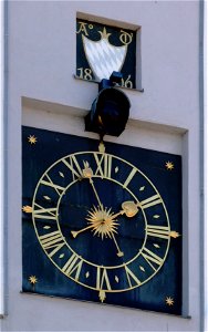 Günzburg (DE), Nižná brána (Unteres Tor), orloj (nebo hodiny?) a měsíční fáze. Deutsch: Günzburg, Unteres Tor, Uhr und Mondphasenanzeige. Esperanto: Günzburg (DE), photo