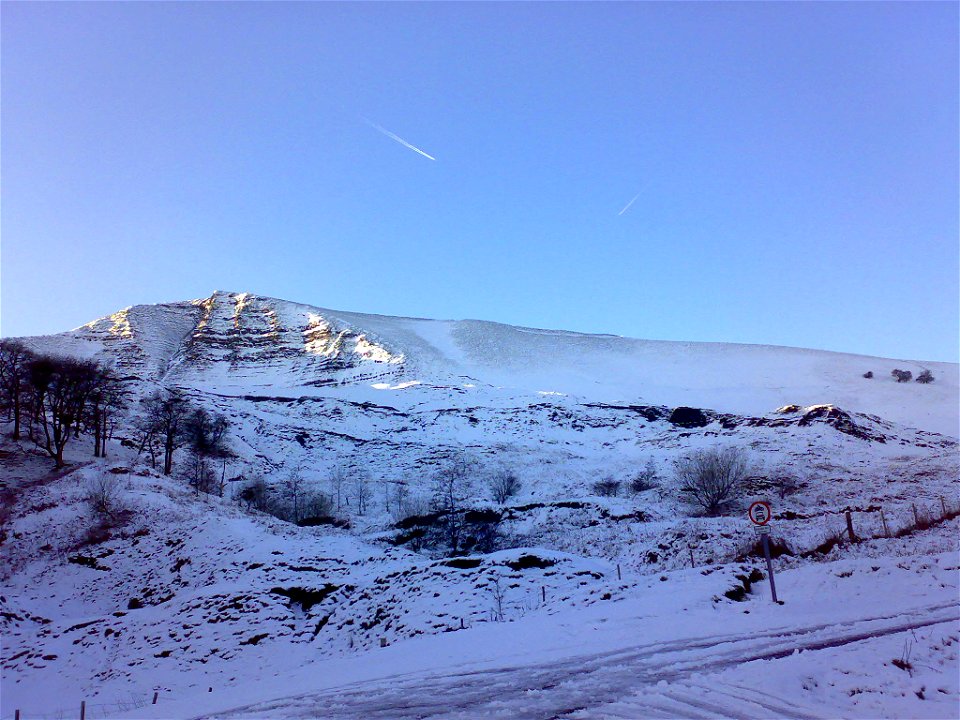 A View of Mam Tor, the Peak District, Derbyshire, England. Taken by Mark Mansell 22/01/2006.
