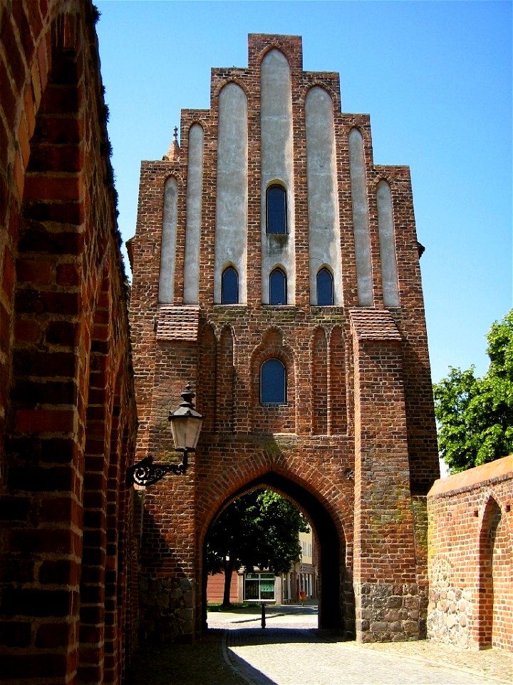 Das Friedländer Tor (Haupttor, Feldseite) in Neubrandenburg (Mecklenburg).