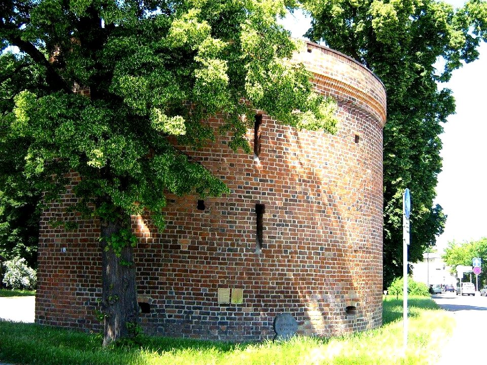 Der Zingel vor der Doppeltoranlage des Friedländer Tores in Neubrandenburg. Im 30-jährigen Krieg, sollte dieses Bauwerk die Toranlage zusätzlich schützen. Mauern, die heute nicht mehr vorhanden sind, 