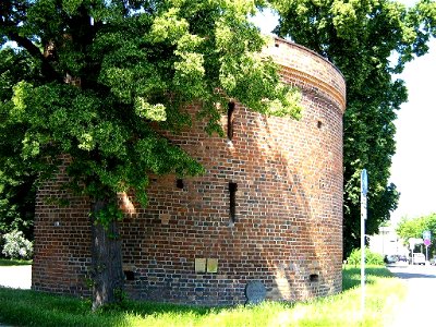 Der Zingel vor der Doppeltoranlage des Friedländer Tores in Neubrandenburg. Im 30-jährigen Krieg, sollte dieses Bauwerk die Toranlage zusätzlich schützen. Mauern, die heute nicht mehr vorhanden sind, 