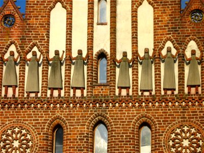 Das Neue Tor in Neubrandenburg. Die Stadtseite des Haupttorturmes ist mit acht Terrakottafiguren, den sog. „Adorantinnen“, geschmückt. Über die Bedeutung dieser Adorantinnen ist nichts Verbürgtes beka