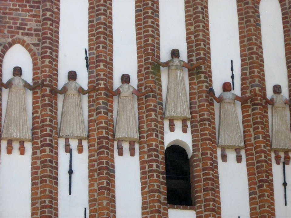 Das Stargarder Tor in Neubrandenburg (Mecklenburg-Vorpommern, Germany). Die Stadtseite des Haupttores ist mit Terrakottafiguren, den sog. „Adorantinnen“, geschmückt. Über die Bedeutung der Adorantinne
