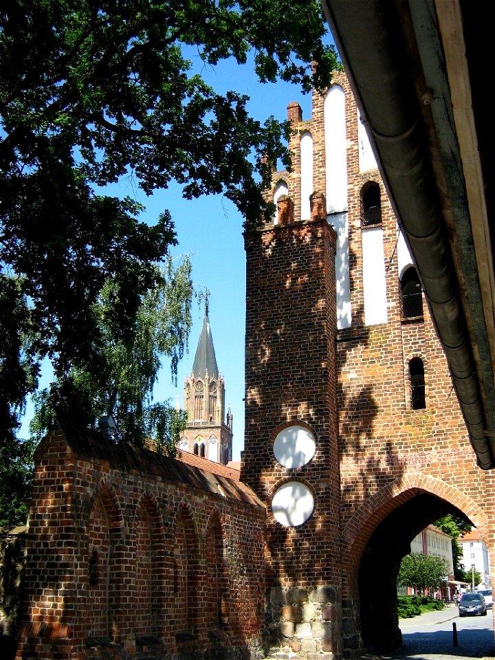 Das Stargarder Tor (Haupttor-Feldseite) in Neubrandenburg, im Hintergrund die Marienkirche.