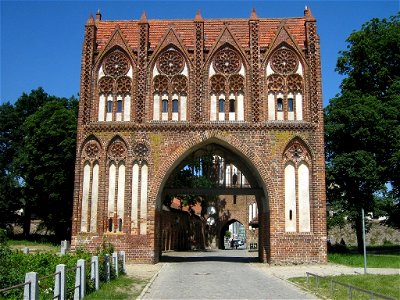 Das Stargarder Tor (Feldseite des Vortores) in Neubrandenburg.