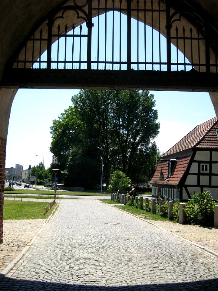 das Stargarder Tor (Vortor, Durchfahrt) in Neubrandenburg.
