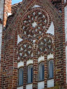 Das Treptower Tor (Vortor, Feldseite mit gotischem Maßwerk) in Neubrandenburg (Mecklenburg). Das Treptower Tor ist das prächtigste Tor der norddeutschen Backsteingotik und beherbergt seit über 100 Jah