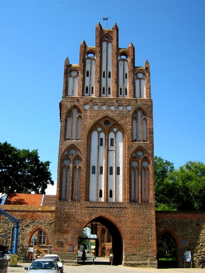 Das Treptower Tor (Haupttor, Stadtseite) in Neubrandenburg (Mecklenburg). Das Treptower Tor ist das prächtigste Tor der norddeutschen Backsteingotik und beherbergt seit über 100 Jahren ein Museum.
