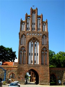 Das Treptower Tor (Haupttor, Stadtseite) in Neubrandenburg (Mecklenburg). Das Treptower Tor ist das prächtigste Tor der norddeutschen Backsteingotik und beherbergt seit über 100 Jahren ein Museum.