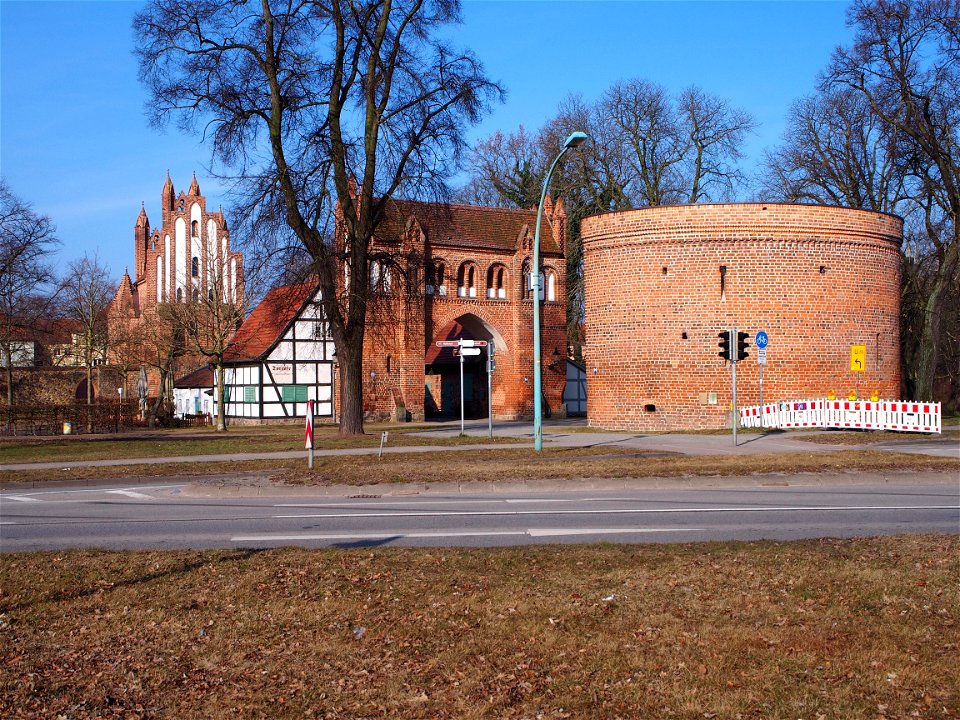 Neubrandenburg (Mecklenburg-Vorpommern, Germany): The very complex city gate "Friedländer Tor" and the gun tower "Zingel".