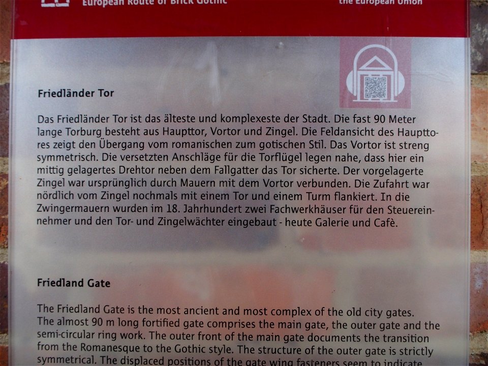 Neubrandenburg (Mecklenburg-Vorpommern): Informationstafel am Friedländer Tor. Es fehlen aber die Angaben zur Erbauungszeit: Haupttor um 1300, Vortor im frühen 14. Jahrhundert, Zingel um 1500.