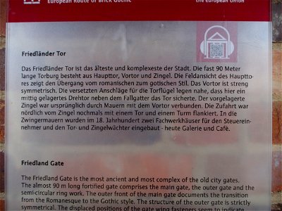 Neubrandenburg (Mecklenburg-Vorpommern): Informationstafel am Friedländer Tor. Es fehlen aber die Angaben zur Erbauungszeit: Haupttor um 1300, Vortor im frühen 14. Jahrhundert, Zingel um 1500.