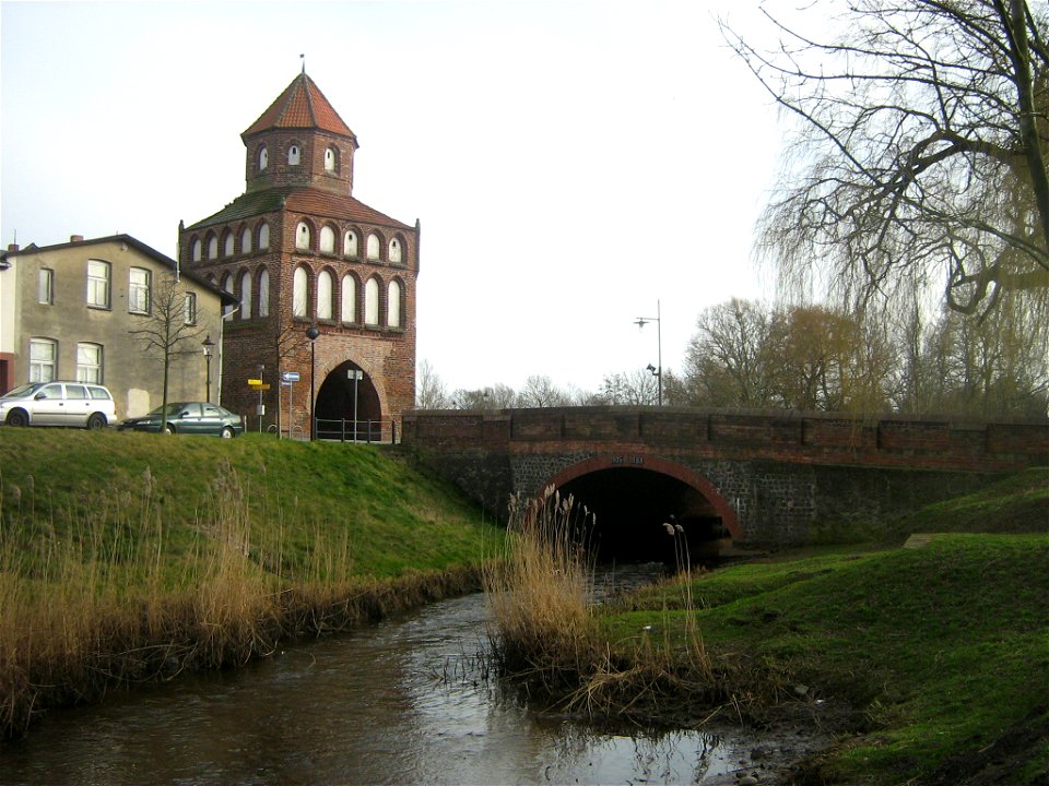 Das Rostocker Tor in Ribnitz und davor der Klosterbach, der bald dahinter in den Ribnitzer See bzw. in den Saaler Bodden mündet (Ribnitz-Damgarten, Landkreis Nordvorpommern, Mecklenburg-Vorpommern).