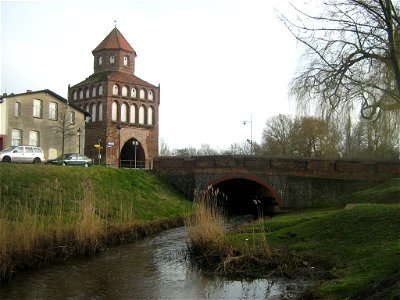 Das Rostocker Tor in Ribnitz und davor der Klosterbach, der bald dahinter in den Ribnitzer See bzw. in den Saaler Bodden mündet (Ribnitz-Damgarten, Landkreis Nordvorpommern, Mecklenburg-Vorpommern).