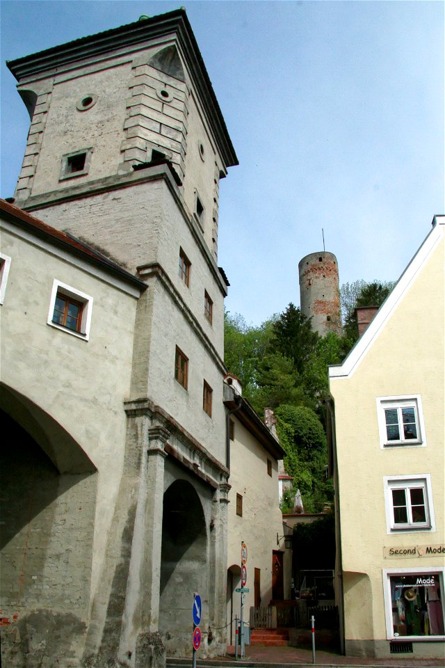 Innenseite des Sandauer Tors in Landsberg am Lech, oben am Hang der Dachl- oder Dohlenturm