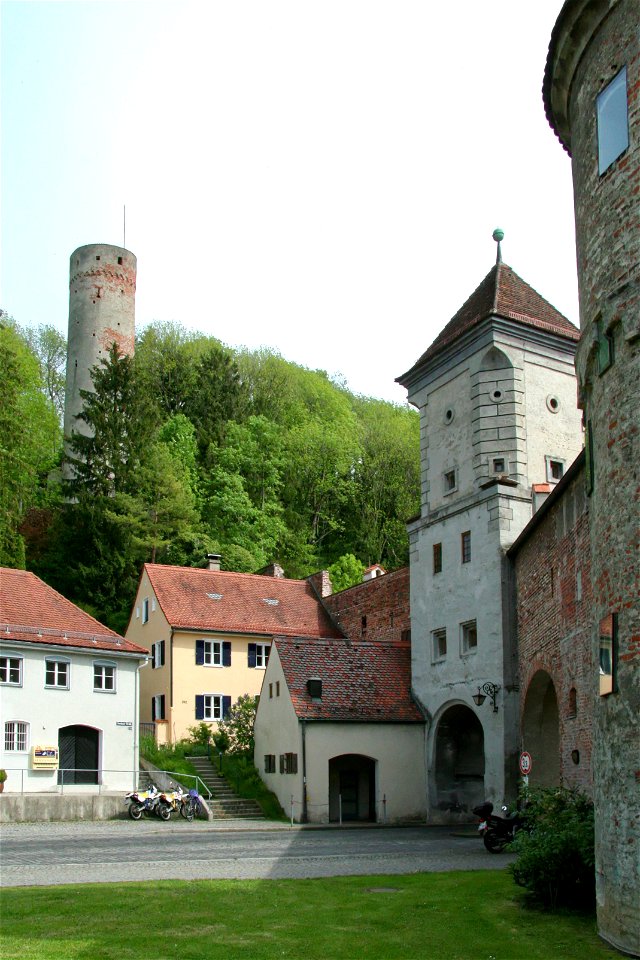 Außenseite des Sandauer Tors mit dem ehemaligen Zollhaus in Landsberg am Lech, oben am Hang der Dachl- oder Dohlenturm