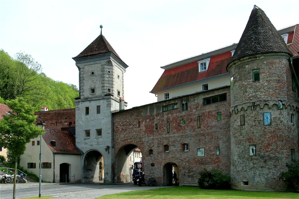Außenseite des Sandauer Tors in Landsberg am Lech mit dem ehemaligen Zollhaus (links), einem Teil der Stadtmauer und dem Färberturm (rechts)