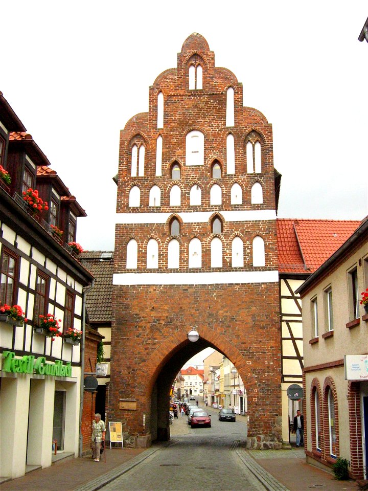 Das Malchiner Tor in Teterow (Feldseite).