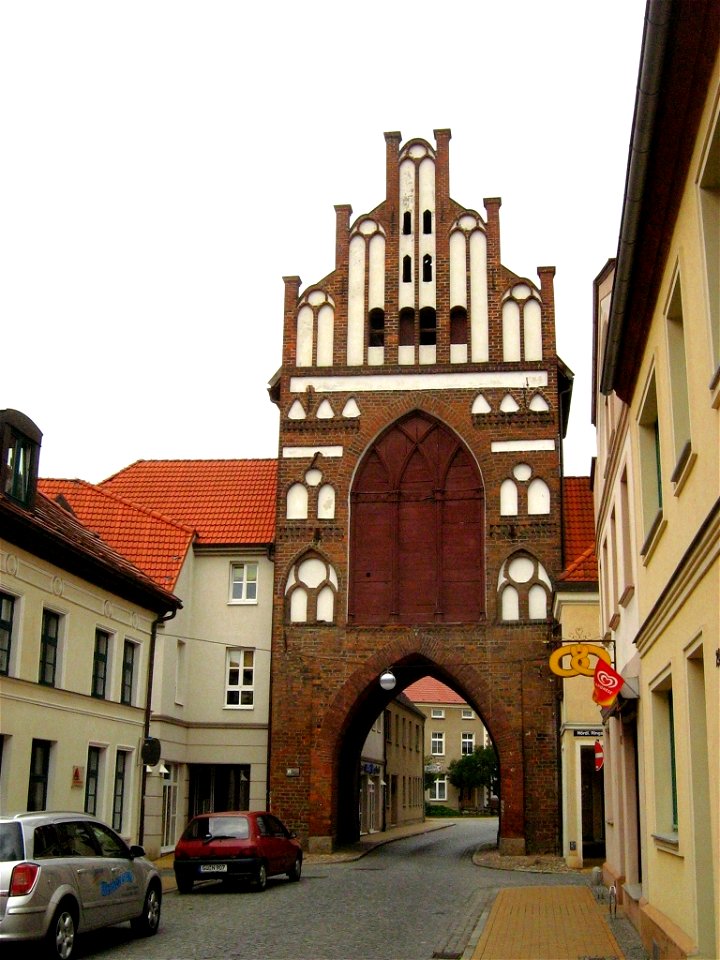 Das Rostocker Tor in Teterow (Stadtseite).