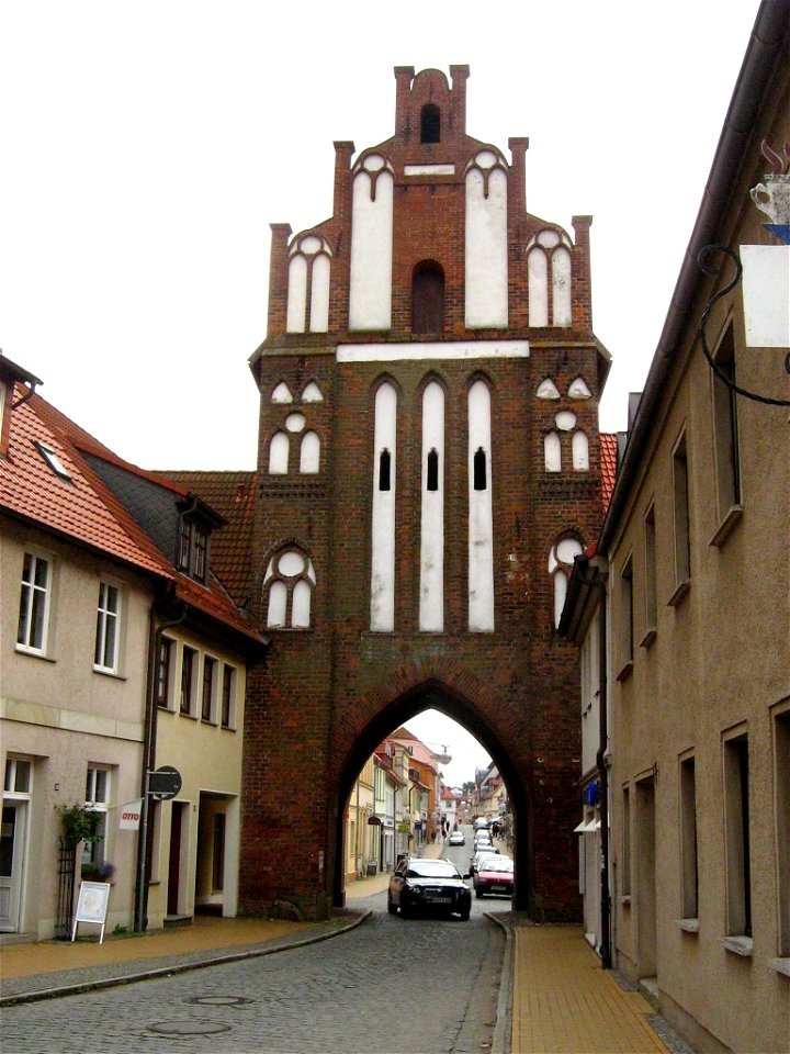 Das Rostocker Tor in Teterow (Feldseite).
