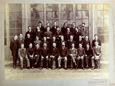 Classe du lycée Condorcet (Paris, 8e arrond), vers 1890. Photographe Pierre Petit, cliché 25,5 x 19 cm. Collection personnelle. Deuxième rang, premier à droite Robert Dreyfus (?). photo