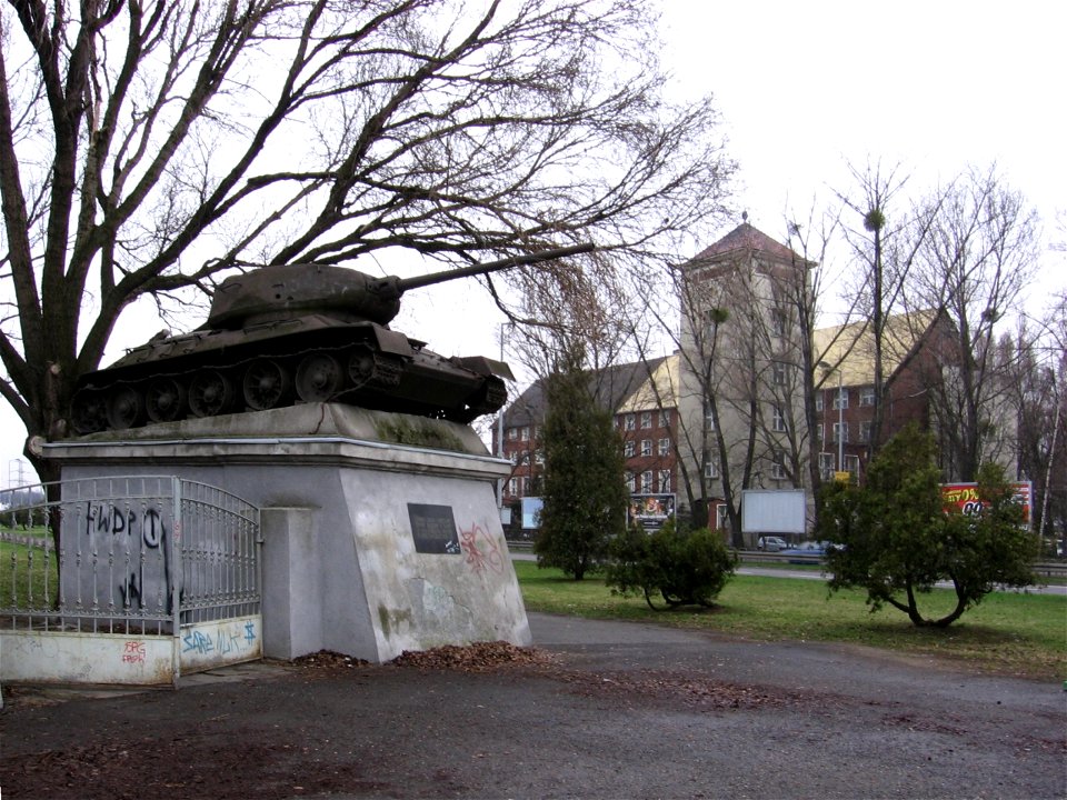 BramaCmentarzaZolnierzyRadzieckich-BudynekKoszarowy-ulKarkonoska