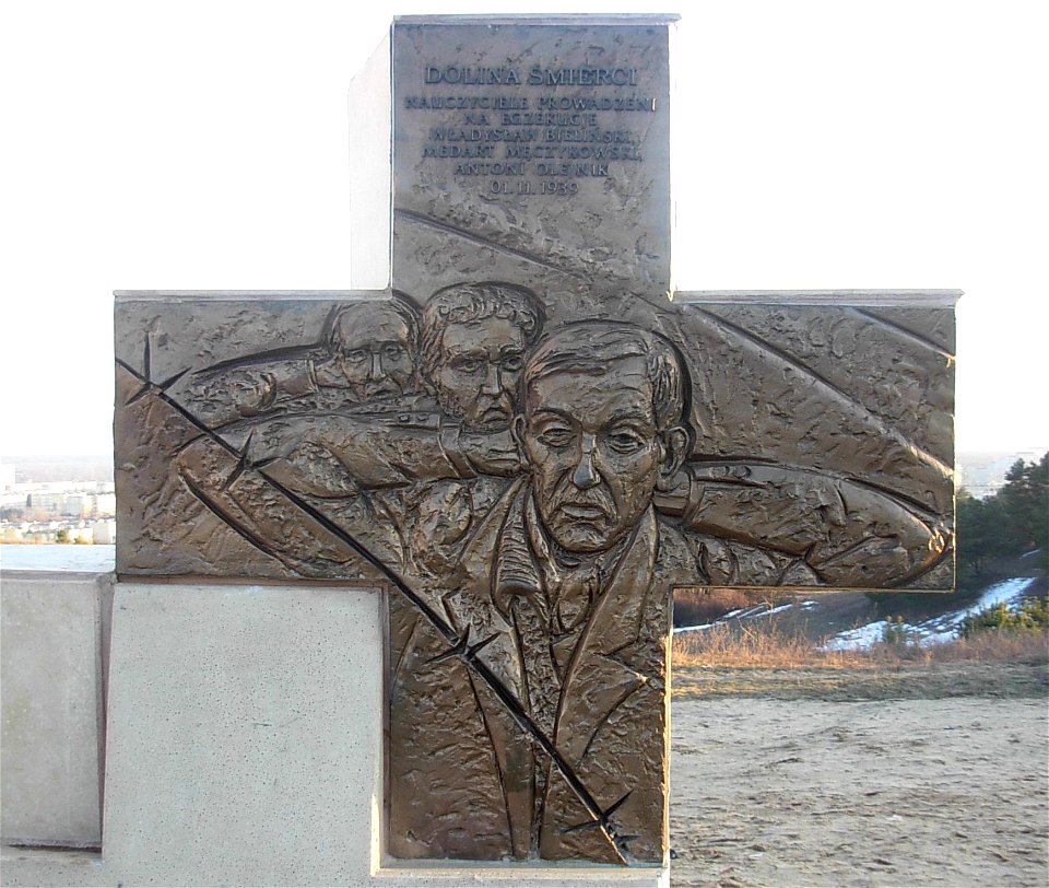 Jeden z krzyży z brązu z płaskorzeźbą martyrologiczną w kompleksie Kalwarii Bydgoskiej