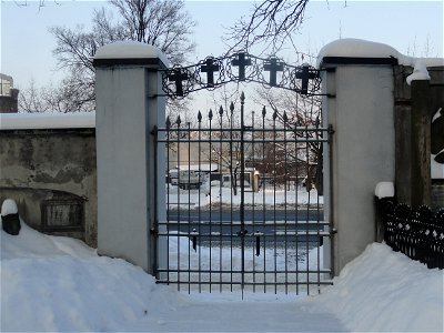 Cmentarz Powązkowski w Warszawie, I brama (Pięciu Poległych) widziana od wewnątrz nekropolii w styczniu 2013r.