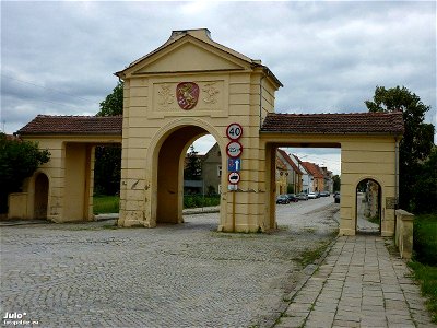 Brama nad wjazdem w ulicę (dziś nosi nazwę ul. Wolności) prowadzącą w stronę pałacu Brühlów. Jak głosi napis, bramę zrekonstruowano w 1931.