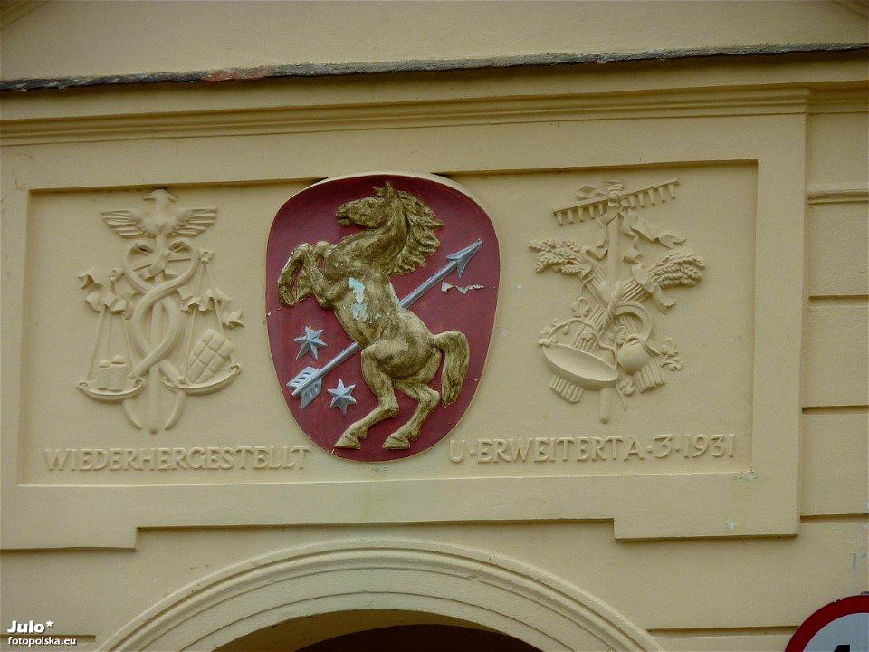 Herb i napis nad bramą wjazdową