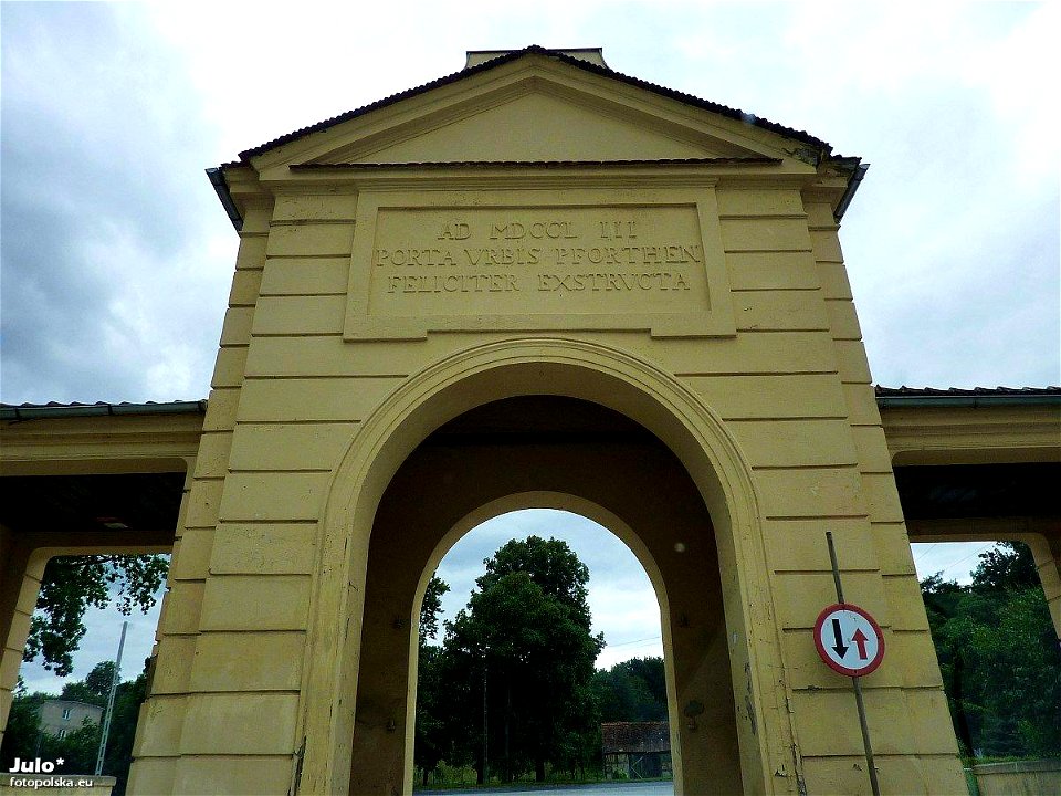 W napisie nad bramą, od jej północnej strony (widocznej przy wyjeżdżaniu z miasteczka) zabrakło dwóch iksów w dacie: MDCCLXXIII (1773)