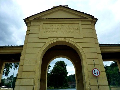 W napisie nad bramą, od jej północnej strony (widocznej przy wyjeżdżaniu z miasteczka) zabrakło dwóch iksów w dacie: MDCCLXXIII (1773)