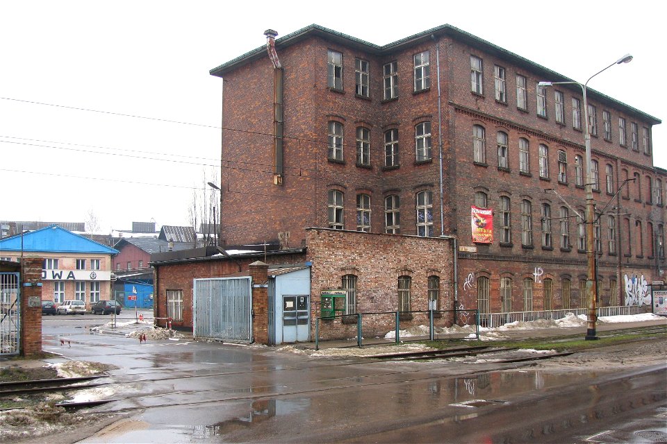 Stocznia Gdańska - III brama, dawna brama Stoczni Schichaua, ul. Jana z Kolna w Gdańsku. Budynek po prawej tzw. "wzorcownia".