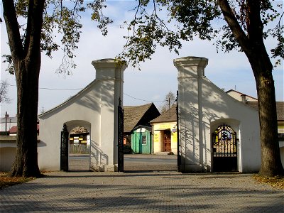 Kościół św. Marcina w Kłomnicach, brama główna (widok od strony kościoła)
