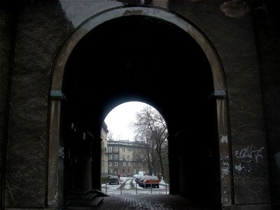 Brama na os. Stalowym, niestety jeszcze nie odnowiona.