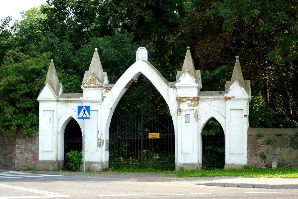 Staroźreby - brama do parku.