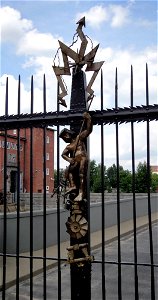 Brama wodnej elektrowni południowej. Detal metaloplastyczny autorstwa Jaroslava Vonki (kopia oryginału)