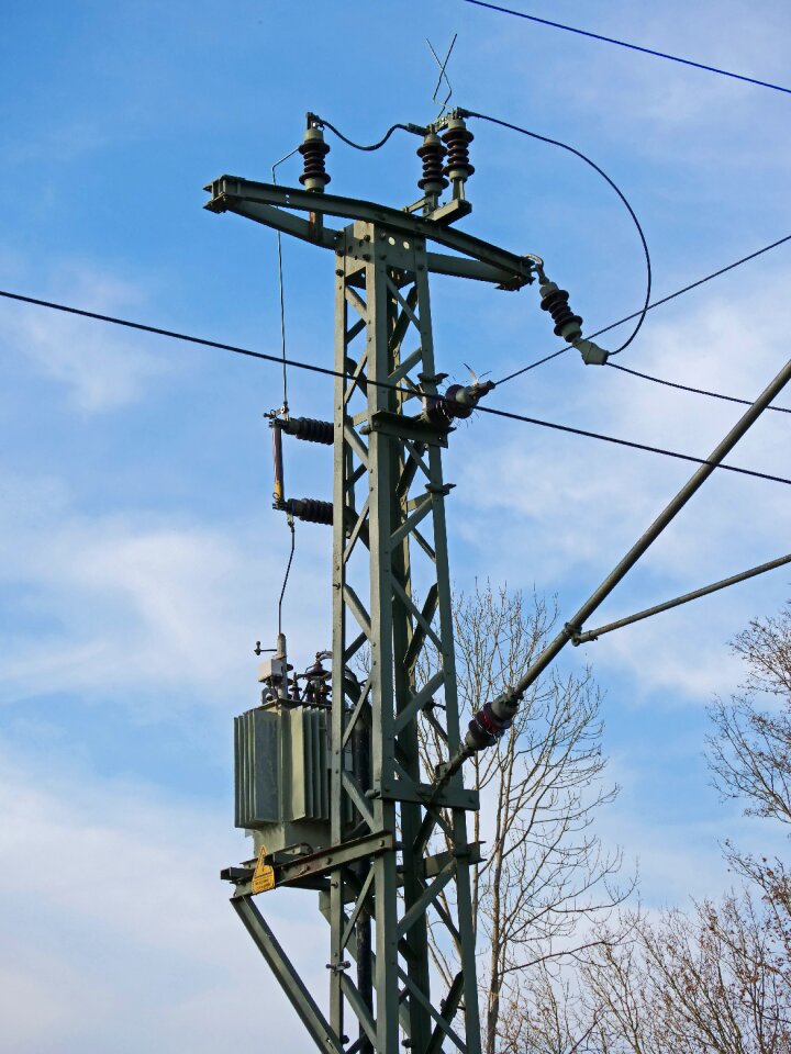 Contact wire track mast mast transformer